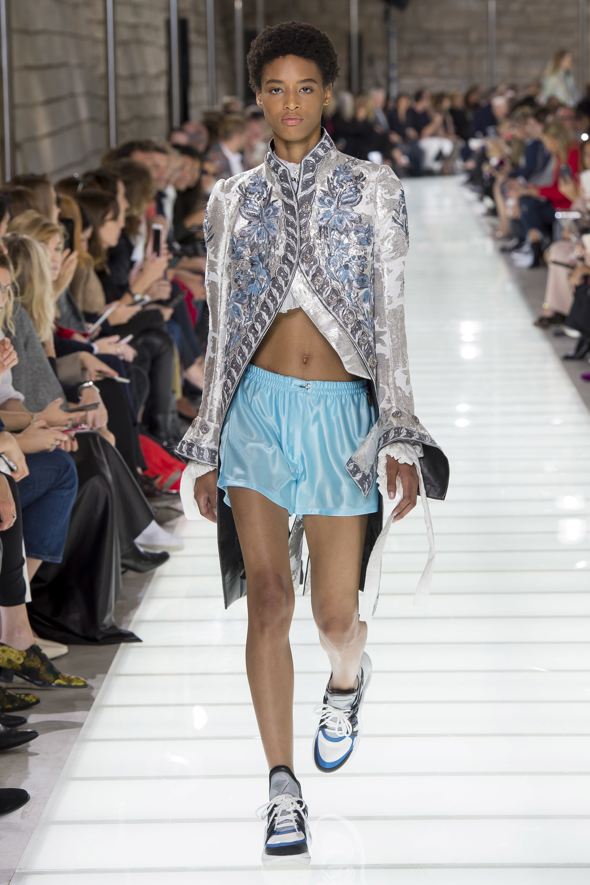 ☆レア品☆LOUIS VUITTON ブローチ リボン　① 男性だって身に着ける時代！】ルイヴィトン ブローチ キラキラ (Louis