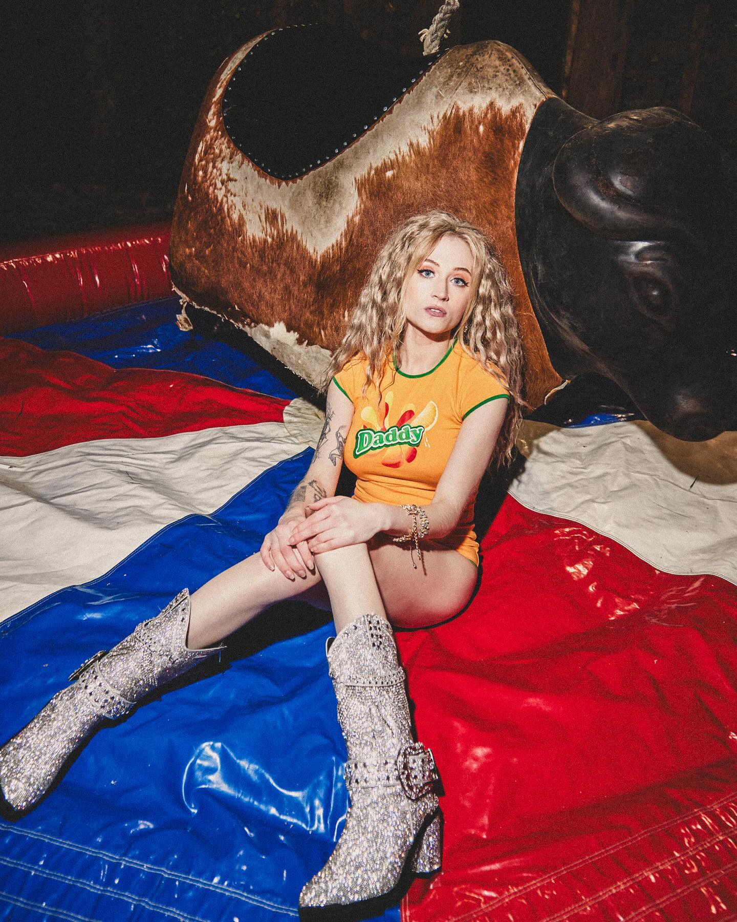 Janet Devlin Daddy Wonderland janet-devlin-daddy-wonderland