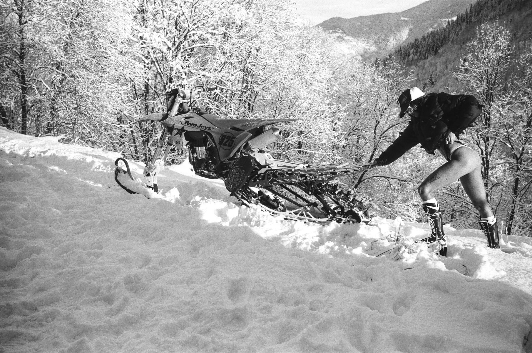 Snowboarding, DJing & Creative-Maxing: A TwoJeys Experience Captured by Theo Le Foll
