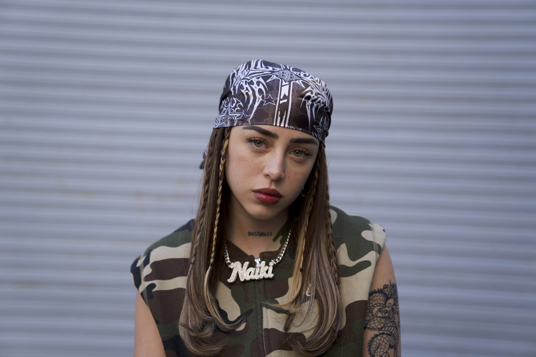 ニッキー・ニコルが次の章を書いている