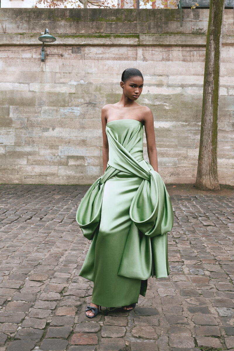 JW Andersonの新しいロンドン店は、はちみつ、骨董品のジョウロ、鉄の釘を販売しています