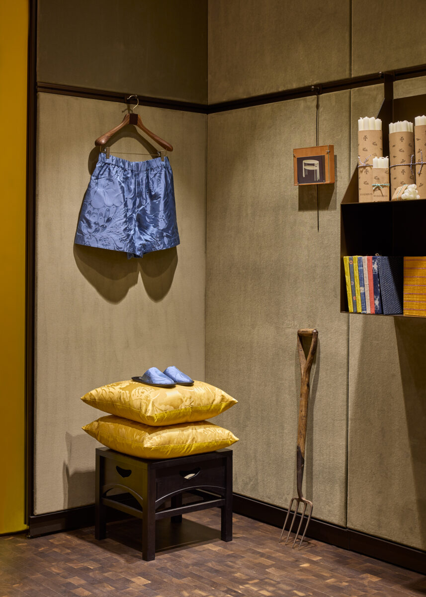 JW Andersonの新しいロンドン店は、はちみつ、骨董品のジョウロ、鉄の釘を販売しています