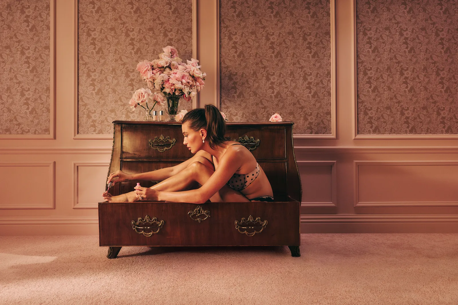 Bella HadidがMombasaバッグを手にサンローランに戻る