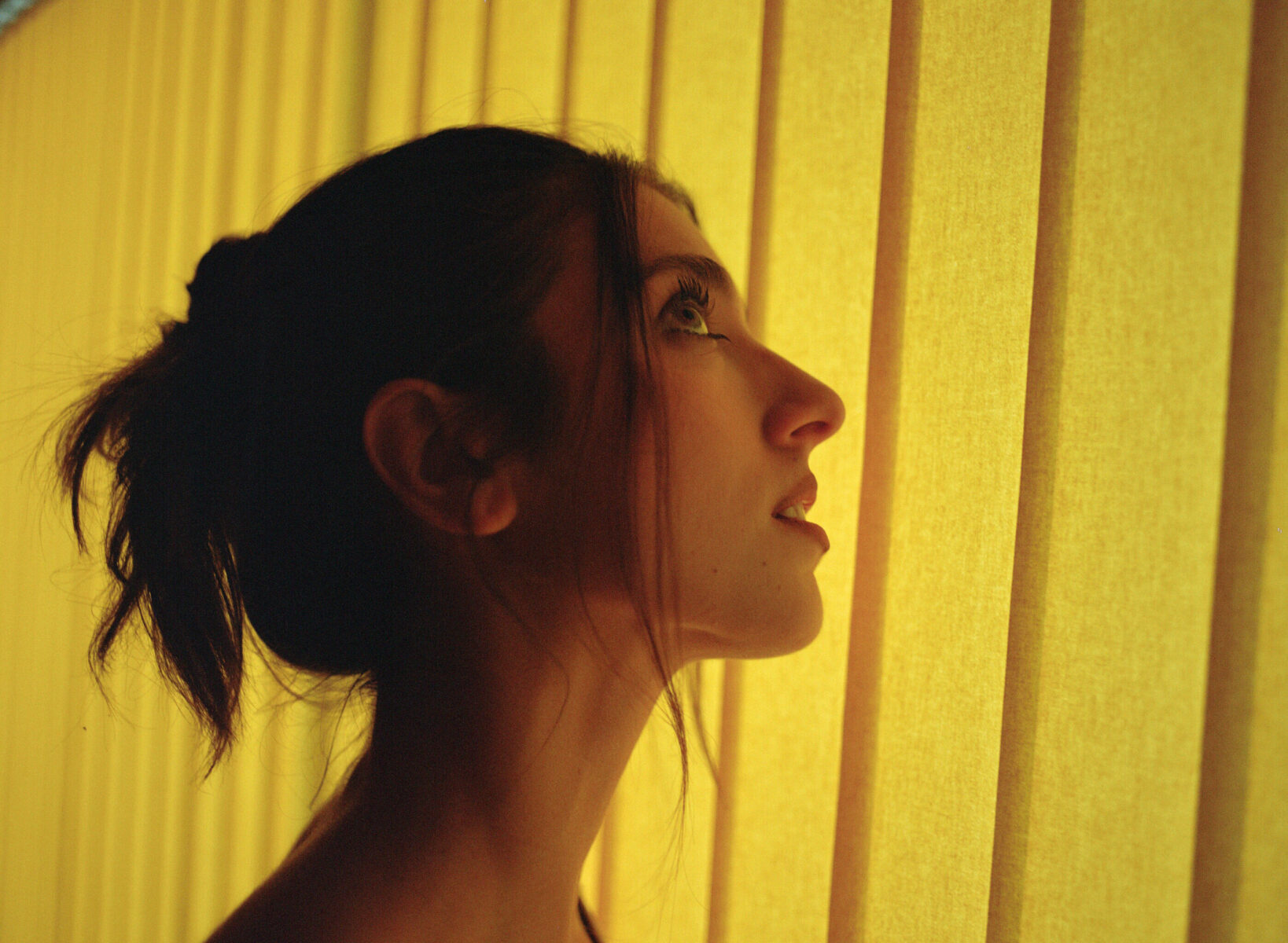 リナ・リパが「Weight of Ribbons」の重みを抱える