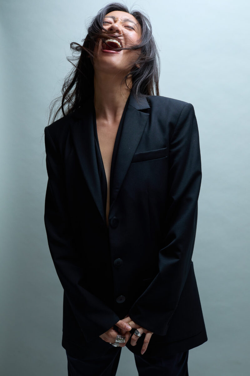 サラ・キンズリーは儚さではなく何かを表現しています