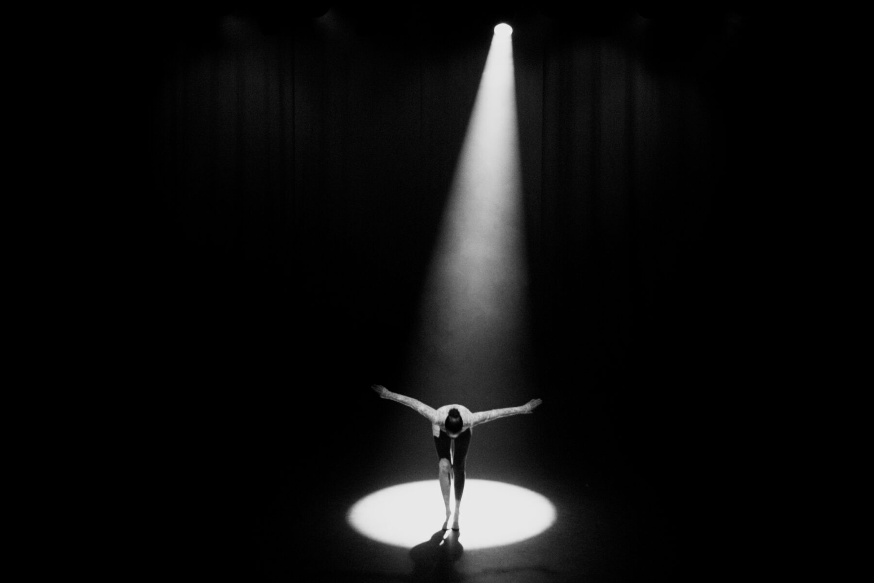 リナ・リパが「Weight of Ribbons」の重みを抱える