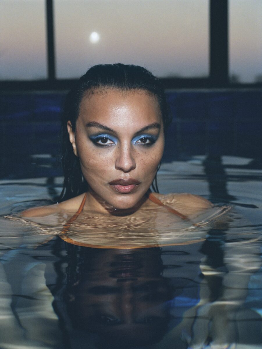 ファラ・ホミディ氏はブルーに感じています（良い意味で）