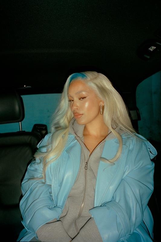 Jorja SmithとTemsが東ロンドンでの大規模なパーティーを共同ホスト