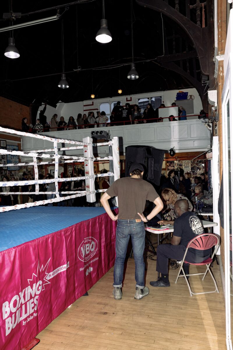 ドリームベイビープレスがロンドンのボクシングリングに喜び、詩、エルビスプレスリーをもたらす